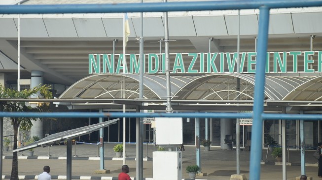 Senate kicks against closure of Abuja airport, summons Fashola, Amaechi