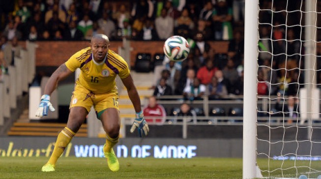 Ex-goalies support Ejide despite shocking Scotland display