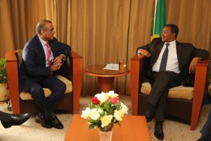 Sunil Bharti Mittal (L) with Jakaya Mrisho (R) at the WEF