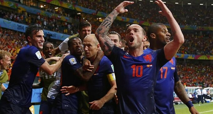 Holland crush Spain in Group B opener