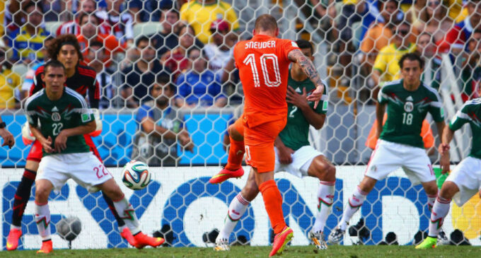 Late goals give Holland victory over Mexico