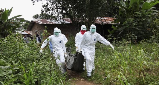 Ebola: Liberian health workers demand pay rise