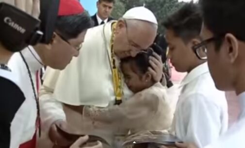 Pope Francis hugs weeping girl at Philippines Sermon