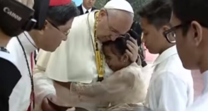 Pope Francis hugs weeping girl at Philippines Sermon