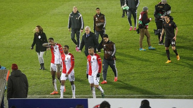Roma win marred by crowd trouble