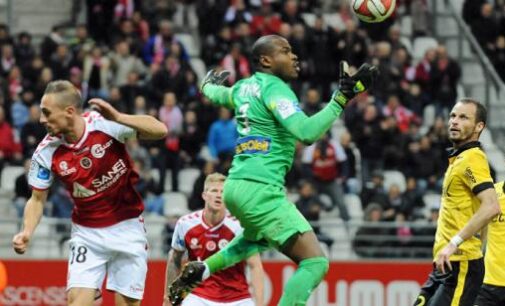 ‘Injured’ Enyeama helps Lille overcome Reims in Ligue 1