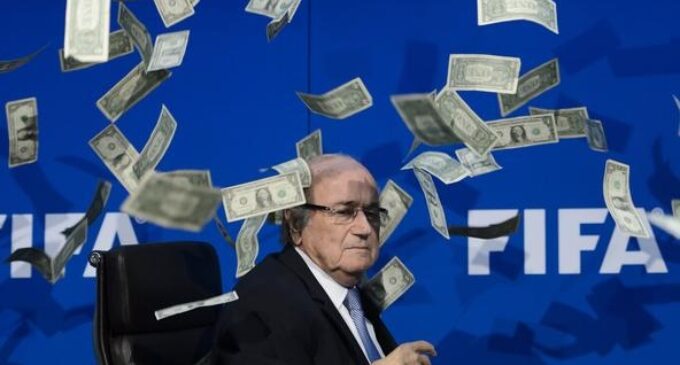 Comedian throws money over Blatter during FIFA congress