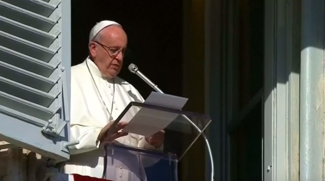 Pope ‘considering allowing married men become priests’