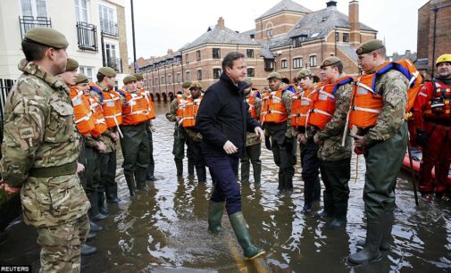 Cameron visits flooded areas in North of England