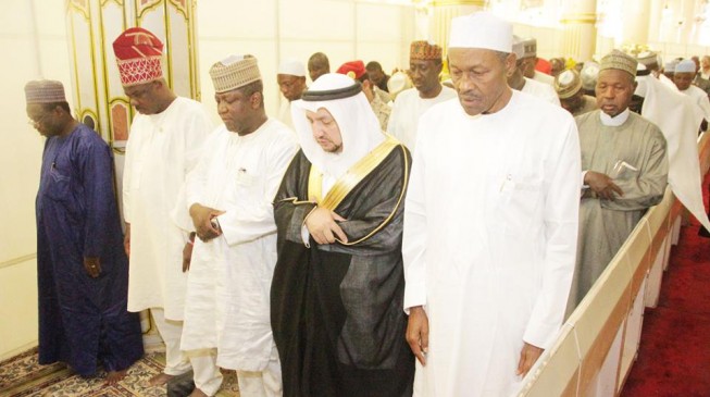 Buhari, 4 govs arrive Medina to pray for Nigeria