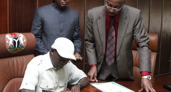 Oshiomhole signs last budget as governor