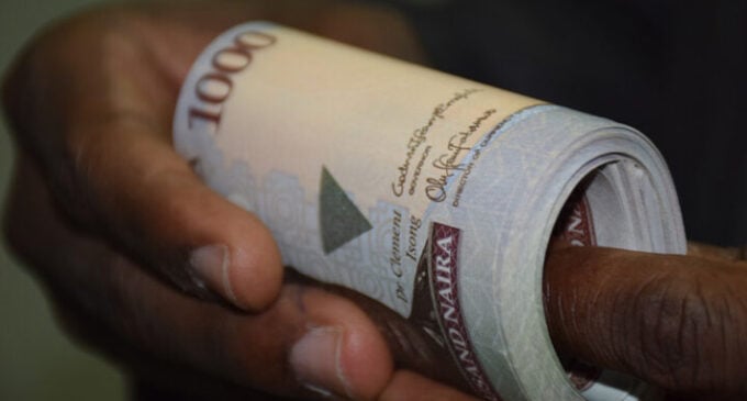Nigerians ‘hoard naira’ as dollar swings between 400-470