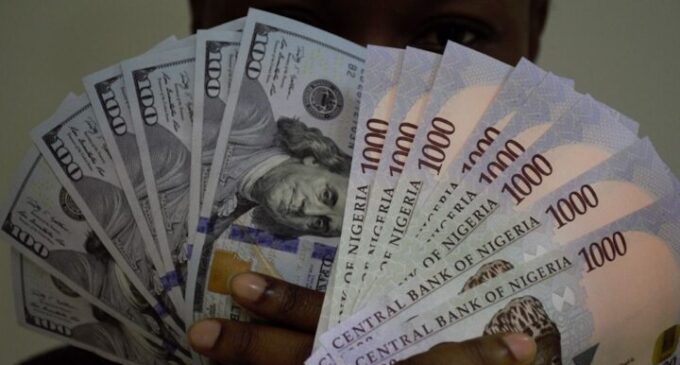 Dollar falls to N490 on CBN action