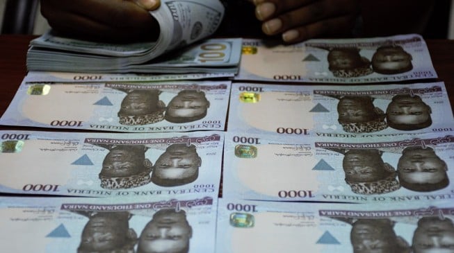 Naira tumbles in all market segments, now 445 against the dollar