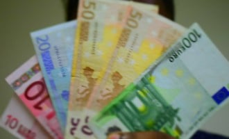 Markets mixed as investors tread carefully