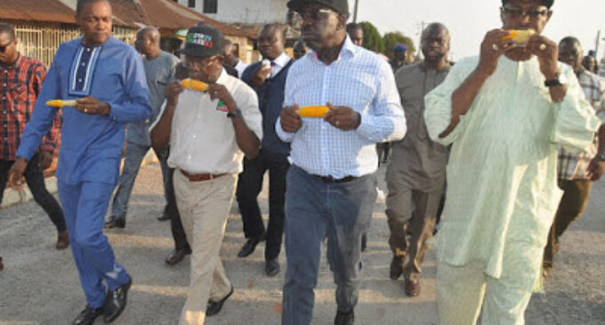 TRENDING: Oshiomhole, Obaseki eat corn on the streets of Benin