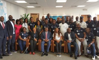EXTRA: Dangote turns ‘teacher’ at Lagos Business School