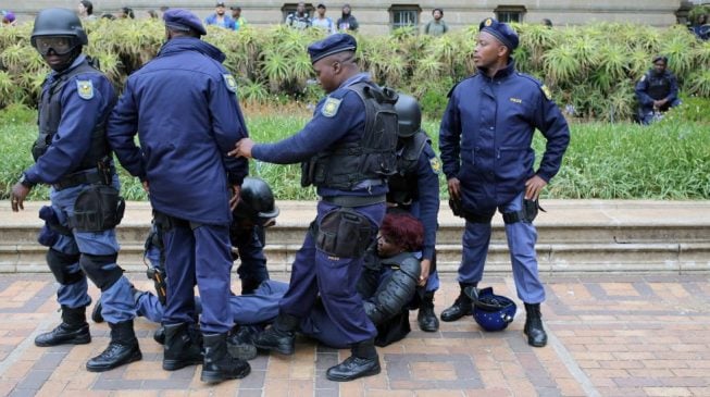 South African policemen remanded in prison over death of Nigerian