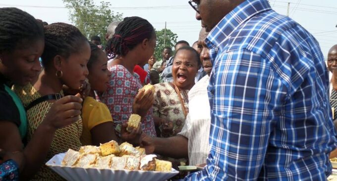 EXTRA: Fayose shares birthday cake on streets
