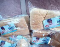EXTRA: ‘One man one loaf’ as Akeredolu’s fan woos Ondo voters with bread