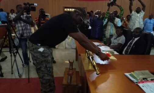 PHOTO-EXTRA: Fayose wears army camouflage to present 2017 budget