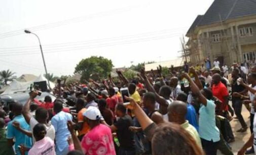 VIDEO: Tumultuous crowd welcomes Ibori to Oghara, his hometown