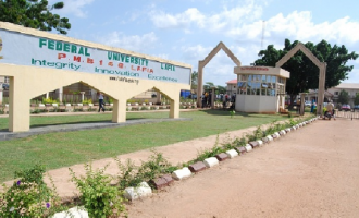 Varsity VC appeals to students to spend less time on social media