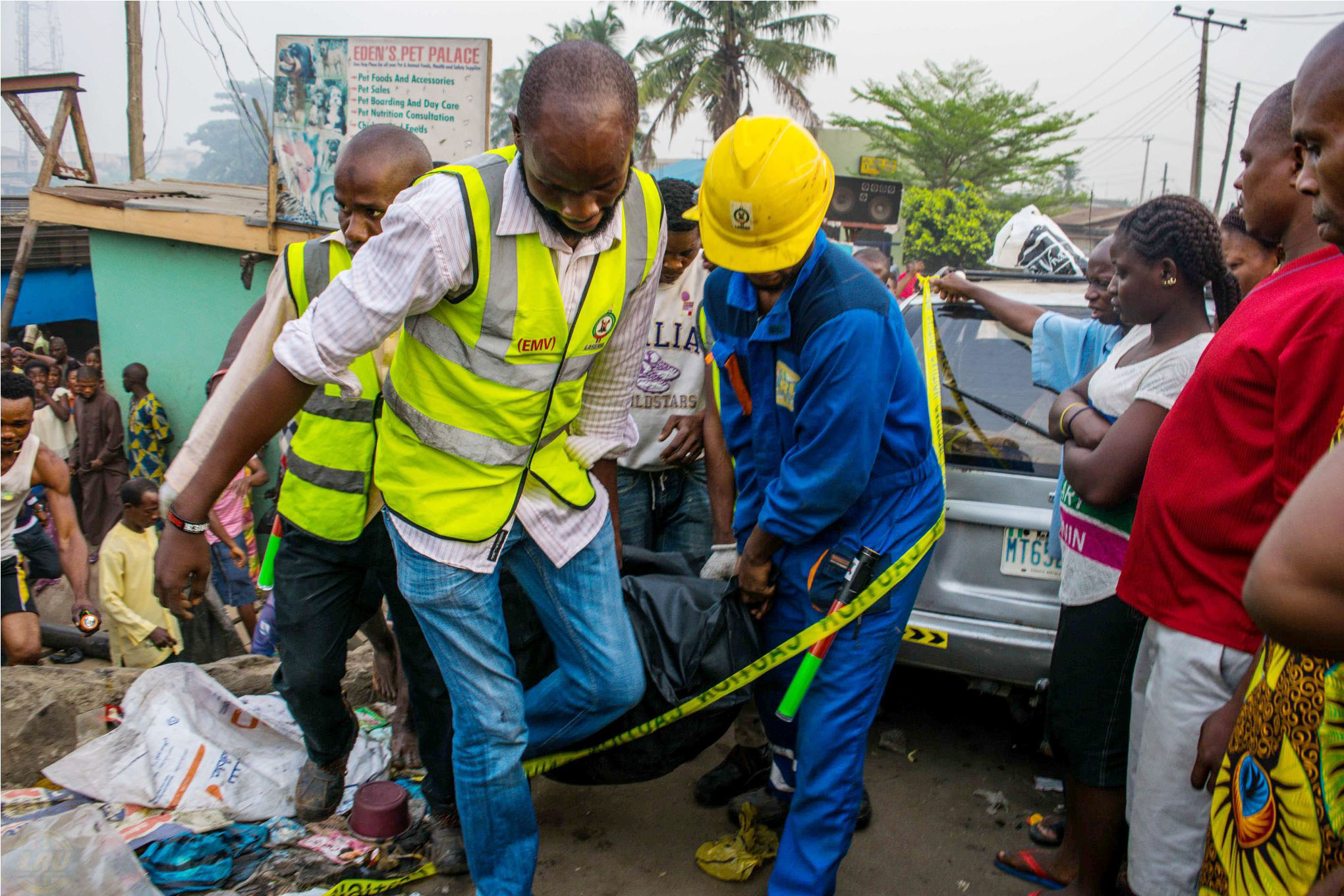 PIC.4. LUXURY BUS PLUNGES INTO RIVER AT OWODE-ELEDE, IKORODU IN LAGOS