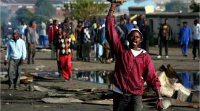 Angry South Africans burn houses of Nigerians