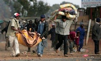 100 South Africans raid foreigners’ shops in latest attacks