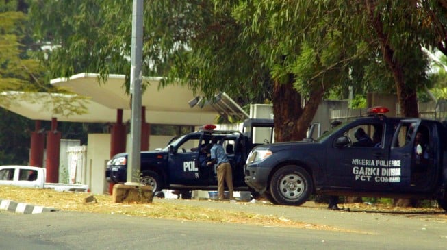 Fayose hosts Makarfi’s PDP as police seal off venue of Abuja meeting