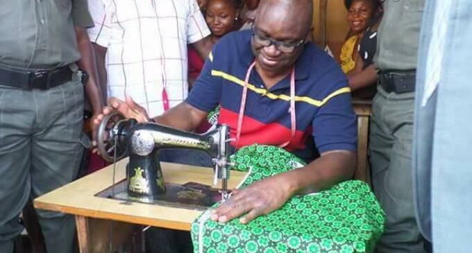 EXTRA: Fayose turns roadside ‘tailor’