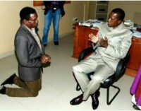 EXTRA: Minister kneels before Zambian president