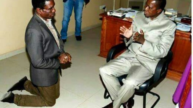 EXTRA: Minister kneels before Zambian president