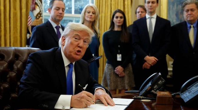 Trump ‘knocks migrants from dirty Africa’ in profanity-laced outburst