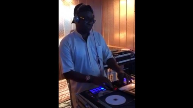 EXTRA: Fayose ‘outshines’ Melaye, turns studio DJ