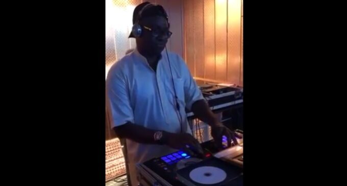 EXTRA: Fayose ‘outshines’ Melaye, turns studio DJ