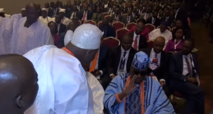 TRENDING VIDEO: Oba of Lagos humiliates ooni of Ife in public