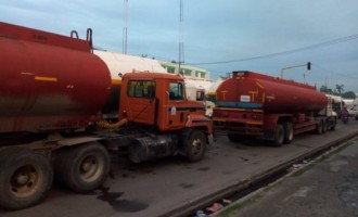 FG issues 7-day ultimatum to truck drivers blocking roads in Apapa