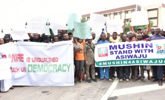 APC crisis: Protesters storm Ambode’s office, demand expulsion of Banire