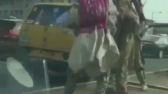 EXTRA: Two masquerades fight each other in public (video)
