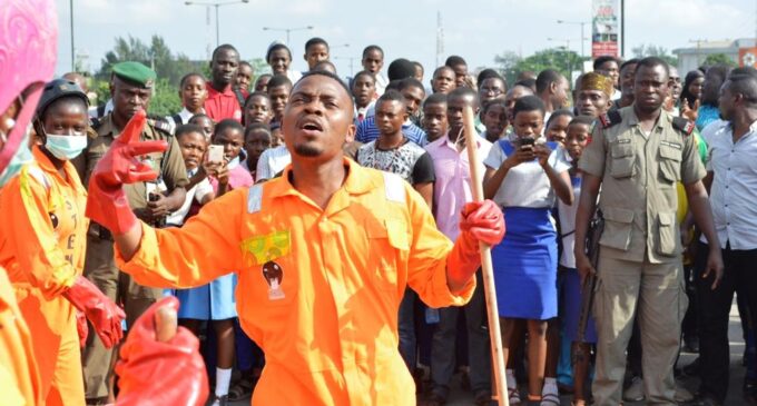 Sterling Bank, Olamide excite Lagosians with clean flash mob