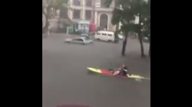 Foreigner paddles canoe on the flooded streets of VI