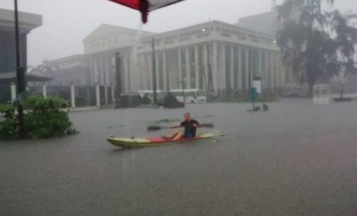 VIDEO: Foreigner paddles canoe on the flooded streets of VI