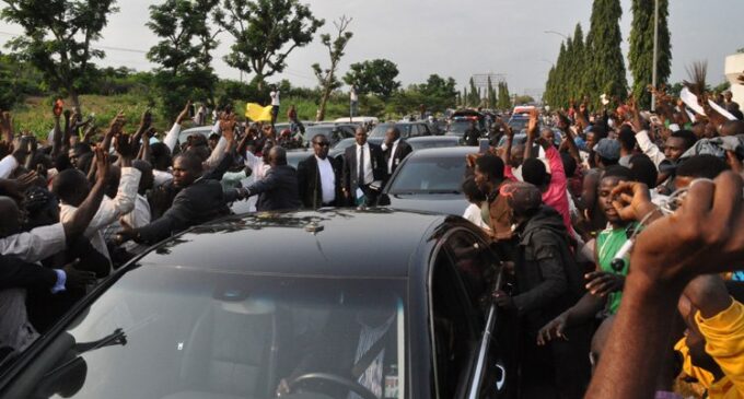‘Baba oyoyo’ — mammoth crowd welcomes Buhari