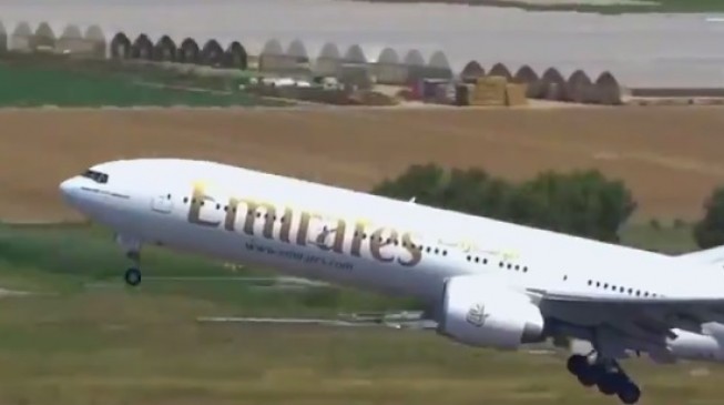 Watch how airplanes fly