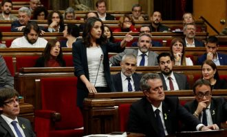 Catalan parliament declares independence