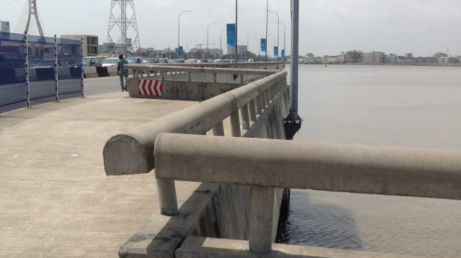 Man dives into lagoon in Lagos