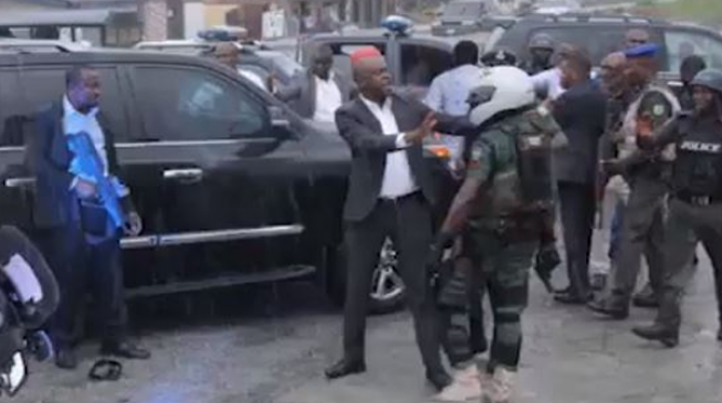 VIDEO: Wike’s convoy face-off with Amaechi’s security aides in Rivers