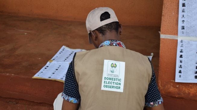 Online political polls, caveat lector